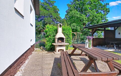 Cerny Dul 400: Møbel, Udendørs Bord, Udendørs Møbler, Have, Udendørs Bench, Sommerhus, Skygge, Backyard, Bænk, Lawn