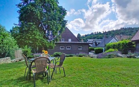 Cerny Dul 400: Busk, Hus, Have, Landskab, Sommerhus, Lawn, Landscaping, Stuehus, Gård, Backyard