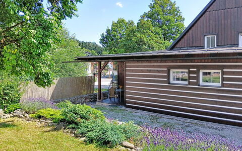 Cerny Dul 400: Bygning, Træ, Hus, Tag, Sidespor, Hjem, Sommerhus, Busk, Have, Garden Bygninger