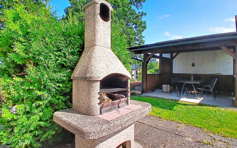 Cerny Dul 400: Træ, Have, Backyard, Lawn, Landscaping, Udendørs Struktur, Skygge, Design, Gård, Hårdttræ