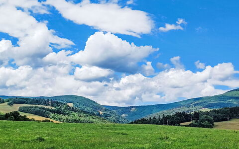 Cerny Dul 400: Himmel, Sky, Blå, Daytime, Græs, Grøn, Naturligt Miljø, Natur, Bjergrige Landskabsformer, Cumulus