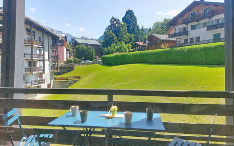 Le Nerey 2: Altan, Udendørs Møbler, Lawn, Skygge, Gård, Landscaping, Veranda, Backyard, Gårdsplads, Hotel