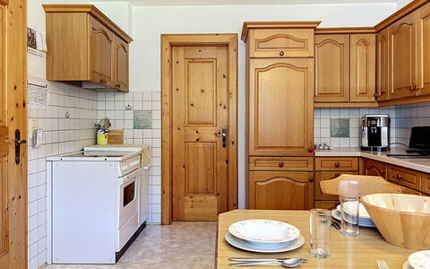 Resimini: Cabinetry, Indretning, Gulvbelægning, Træ, Køkken, Møbel, Countertop, Etage, Loft, Skab