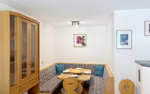 Resimini: Træ, Indretning, Møbel, Gulvbelægning, Etage, Værelse, Bejdse, Cabinetry, Stue, Hårdttræ