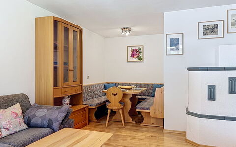 Resimini: Møbel, Træ, Indretning, Gulvbelægning, Etage, Værelse, Lejlighed, Stue, Bejdse, Cabinetry