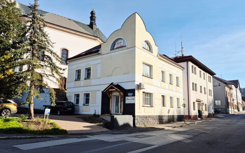 Rokytnice Nad Jizerou 328: Bygning, Vindue, Stad, Familie Bil, Bybil, Kompakt Bil, Hatchback