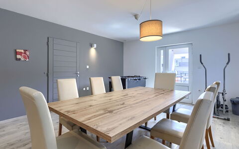 A.e.m: Møbel, Indretning, Gulvbelægning, Etage, Væg, Træ, Bord, Loft, Spisestue, Køkken & Spisebord