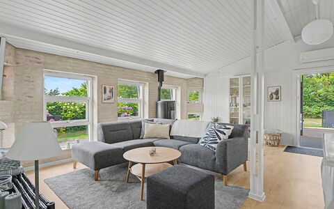 Annalina - 230M from the Sea: Træ, Etage, Møbel, Hjem, Gulvbelægning, Stue, Couch, Indretning, Loft
