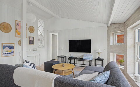 Annalina - 230M from the Sea: Gulvbelægning, Indretning, Træ, Etage, Loft, Couch, Stue, Møbel, Hjem, Værelse