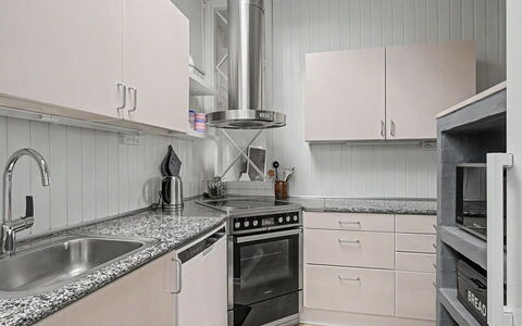 Annalina - 230M from the Sea: Køkken, Større Bandage, Køkken Apparat, Countertop, Gulvbelægning, Indretning, Cabinetry, Etage, Loft, Husholdningsapparat
