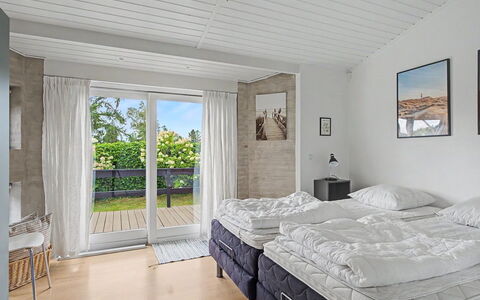 Annalina - 230M from the Sea: Møbel, Træ, Etage, Indretning, Soveværelse, Seng, Gulvbelægning, Hjem, Værelse, Sengetøj
