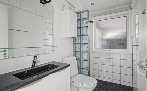Annalina - 230M from the Sea: Sanitærarmatur, Gulvbelægning, Indretning, Etage, Badeværelse, Håndvask, Tap, Vvs, Flise, Loft