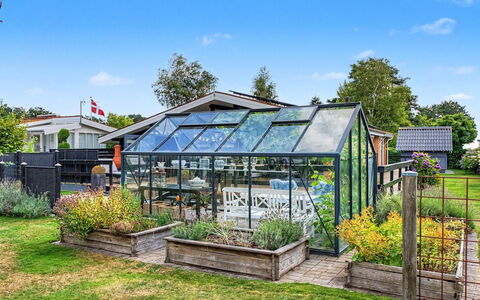 Annalina - 230M from the Sea: Tag, Have, Blomsterkrukke, Landscaping, Skygge, Gård, Dagslys, Design, Stueplante