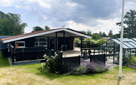 Annalina - 230M from the Sea: Tag, Skygge, Sommerhus, Gård, Lawn, Udendørs Struktur, Garden Bygninger, Pergola, Veranda