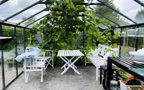 Annalina - 230M from the Sea: Møbel, Udendørs Bord, Skygge, Have, Blomsterkrukke, Udendørs Møbler, Stol, Udendørs Struktur, Stueplante, Backyard