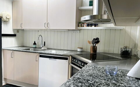 Annalina - 230M from the Sea: Køkken, Køkken Apparat, Countertop, Køkkenvask, Større Bandage, Indretning, Gulvbelægning, Cabinetry, Sanitærarmatur, Tap