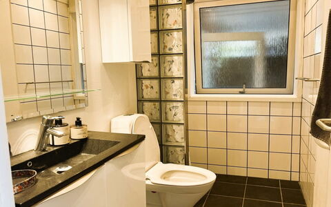 Annalina - 230M from the Sea: Toiletbræt, Badeværelse, Sanitærarmatur, Toilet, Væg, Gulvbelægning, Indretning, Etage, Vvs, Håndvask