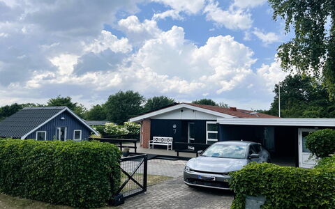 Annalina - 230M from the Sea: Hus, Boligområde, Hjem, Tag, Sommerhus, Indkørsel, Forstad, Luksus Køretøj, Estate, Parkering