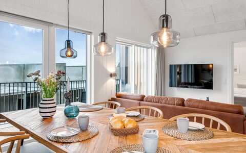 Thormund - 400M from the Sea: Indretning, Lysarmatur, Møbel, Træ, Gulvbelægning, Loft, Lysekrone, Spisestue, Belysning, Køkken & Spisebord