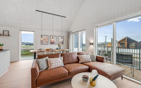 Thormund - 400M from the Sea: Træ, Gulvbelægning, Møbel, Etage, Indretning, Couch, Trægulve, Loft, Stue, Hjem