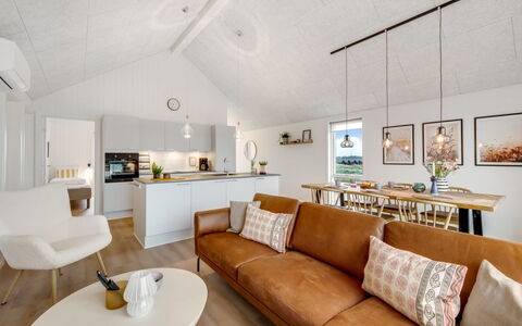 Thormund - 400M from the Sea: Gulvbelægning, Indretning, Træ, Couch, Loft, Etage, Møbel, Stue, Hjem, Lysarmatur