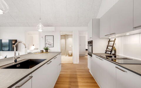 Thormund - 400M from the Sea: Køkken, Gulvbelægning, Indretning, Træ, Loft, Countertop, Etage, Køkken Apparat, Trægulve, Lysarmatur