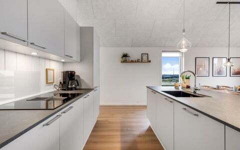 Thormund - 400M from the Sea: Køkken, Gulvbelægning, Loft, Etage, Indretning, Countertop, Køkken Apparat, Større Bandage