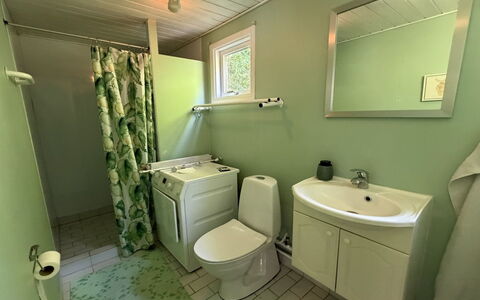 Lonneke - from the Sea: Sanitærarmatur, Etage, Gulvbelægning, Toilet, Indretning, Toiletbræt, Badeværelse, Vvs, Håndvask, Hjem