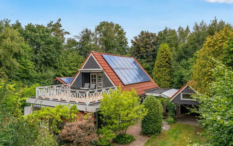 Lonneke - from the Sea: Tag, Hus, Land Lot, Hjem, Sommerhus, Estate, Garden Bygninger, Skygge, Bjælkehytte, Landscaping