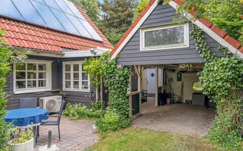 Lonneke - from the Sea: Tag, Hus, Land Lot, Hjem, Sommerhus, Estate, Garden Bygninger, Skygge, Bjælkehytte, Landscaping