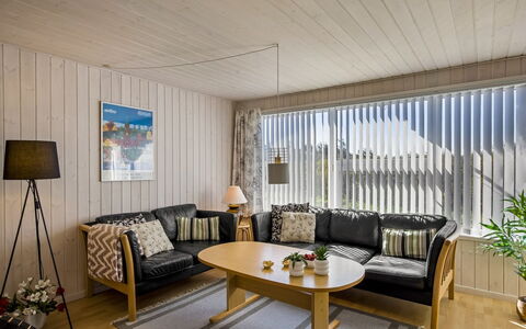 Ingalil - 200M from the Sea: Møbel, Indretning, Træ, Couch, Loft, Gulvbelægning, Stue, Etage, Hjem, Belysning