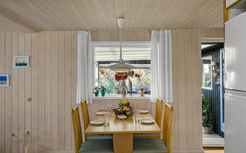 Ingalil - 200M from the Sea: Indretning, Gulvbelægning, Træ, Møbel, Loft, Lysarmatur, Etage, Værelse, Belysning, Spisestue