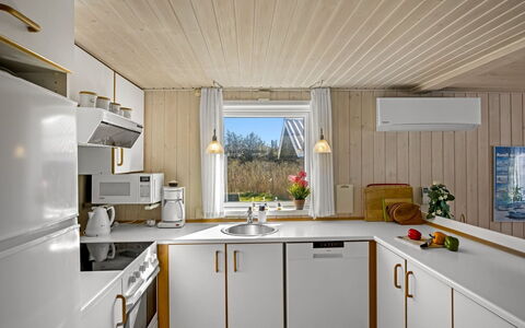 Ingalil - 200M from the Sea: Køkken, Træ, Countertop, Indretning, Gulvbelægning, Loft, Køkken Apparat, Større Bandage, Etage, Værelse