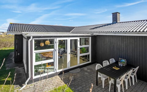 Ingalil - 200M from the Sea: Træ, Tag, Hjem, Hus, Dør, Sommerhus, Sidespor, Land Lot, Veranda, Gård