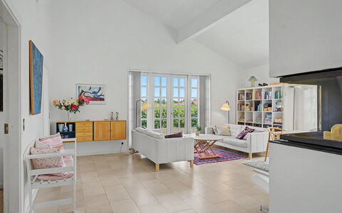 Ion - 1Km from the Sea: Møbel, Gulvbelægning, Indretning, Etage, Væg, Couch, Loft, Træ, Stue, Værelse