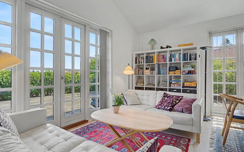 Ion - 1Km from the Sea: Møbel, Indretning, Gulvbelægning, Couch, Etage, Stue, Træ, Værelse, Loft, Bord