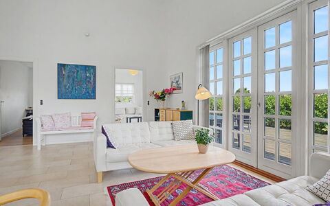 Ion - 1Km from the Sea: Møbel, Indretning, Gulvbelægning, Etage, Couch, Træ, Loft, Stue, Bord, Værelse
