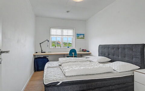 Ion - 1Km from the Sea: Soveværelse, Seng, Møbel, Etage, Gulvbelægning, Sengetøj, Bed Frame, Sengetøj, Lejlighed, Værelse