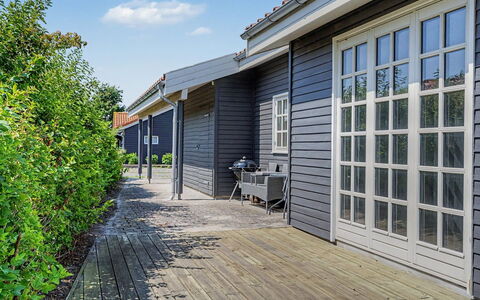 Ion - 1Km from the Sea: Træ, Hjem, Sidespor, Dør, Kompositmateriale, Skygge, Sommerhus, Gård, Have, Veranda
