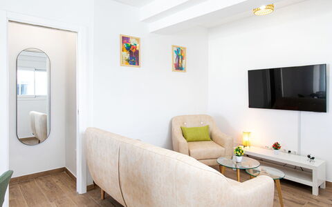 Elvix Nerja Center a: Møbel, Indretning, Couch, Gulvbelægning, Væg, Etage, Stue, Træ, Værelse, Hjem