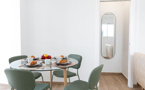 Elvix Nerja Center a: Møbel, Indretning, Træ, Gulvbelægning, Bord, Etage, Stol, Spisestue, Køkken & Spisebord, Værelse