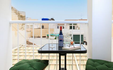 Elvix Nerja Center a: Møbel, Stol, Indretning, Udendørs Møbler, Lejlighed, Altan, Udendørs Bord, Foldestol, Bejdse, Kaffebord