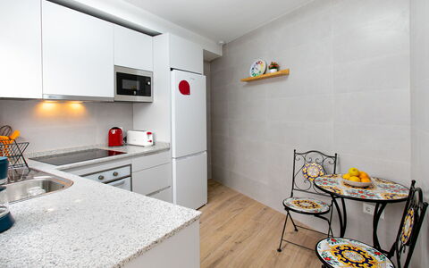 Elvix Nerja Center a: Køkken, Væg, Gulvbelægning, Countertop, Større Bandage, Indretning, Etage, Køkken Apparat, Møbel, Værelse