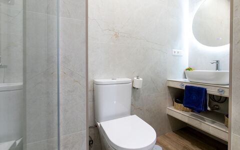 Elvix Nerja Center a: Toiletbræt, Badeværelse, Toilet, Sanitærarmatur, Gulvbelægning, Væg, Etage, Indretning, Håndvask, Vvs