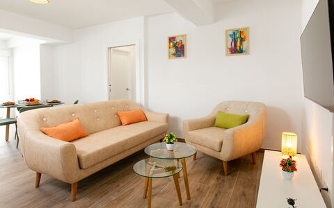 Elvix Nerja Center a: Møbel, Indretning, Gulvbelægning, Couch, Etage, Træ, Værelse, Stue, Textile, Loft