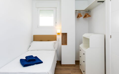 Elvix Nerja Center a: Træ, Indretning, Gulvbelægning, Etage, Værelse, Soveværelse, Møbel, Seng, Lejlighed, Loft