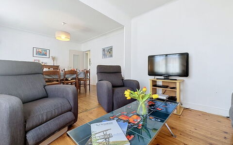 Claire Joie: Møbel, Indretning, Couch, Gulvbelægning, Værelse, Etage, Stue, Lejlighed, Loft, Bord
