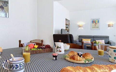 Claire Joie: Møbel, Indretning, Gulvbelægning, Værelse, Textile, Bord, Bordservice, Belysning, Etage, Stol