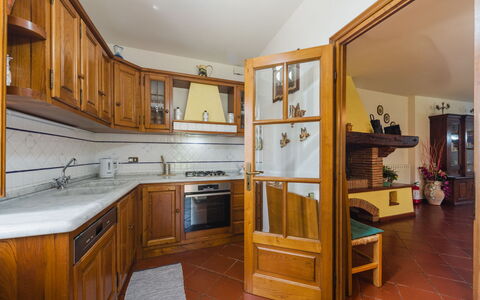 Casa Lulù: Indretning, Møbel, Gulvbelægning, Træ, Loft, Etage, Cabinetry, Køkken, Værelse, Countertop