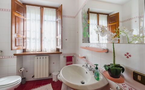 Casa Lulù: Indretning, Sanitærarmatur, Gulvbelægning, Badeværelsesvask, Etage, Håndvask, Badeværelse, Tap, Værelse, Vvs